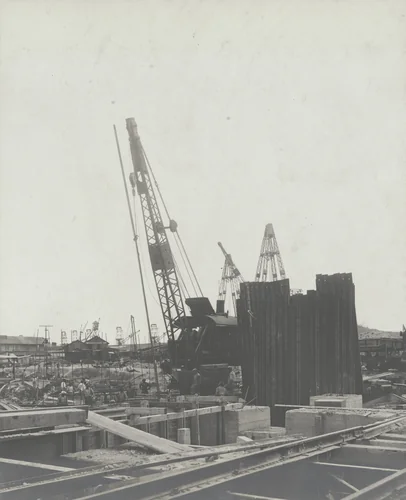 Balboa Terminals. Dry Dock #1. Unloader Wharf. Pulling sheet piling and placing reinforcing steel for Apron Wall by Unidentified Photographer, photograph, 1916
