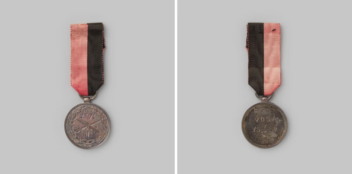 Prijspenning concours van de onderlinge Amsterdamse schermcursus, behaald door de vereniging van onderofficieren van de schutterij te Amsterdam, tweede prijs voor schermen op de degen by anonymous, metalwork, 1889