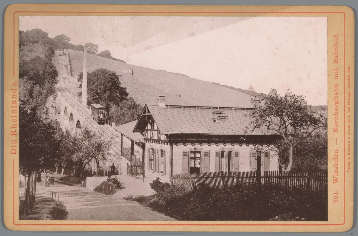Gezicht op het station van de Nerobergbahn bij Wiesbaden by anonymous, photograph, 1889
