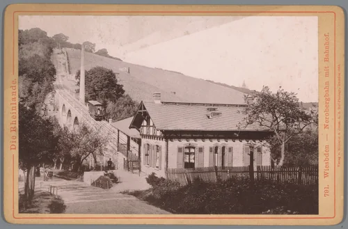 Gezicht op het station van de Nerobergbahn bij Wiesbaden by anonymous, photograph, 1889