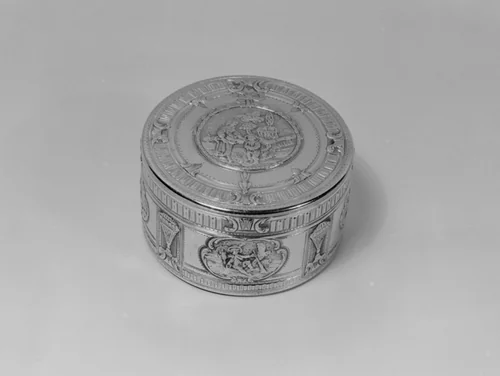 Snuffbox by Pierre-Nicolas Pleyard, metalwork, 1762-1763