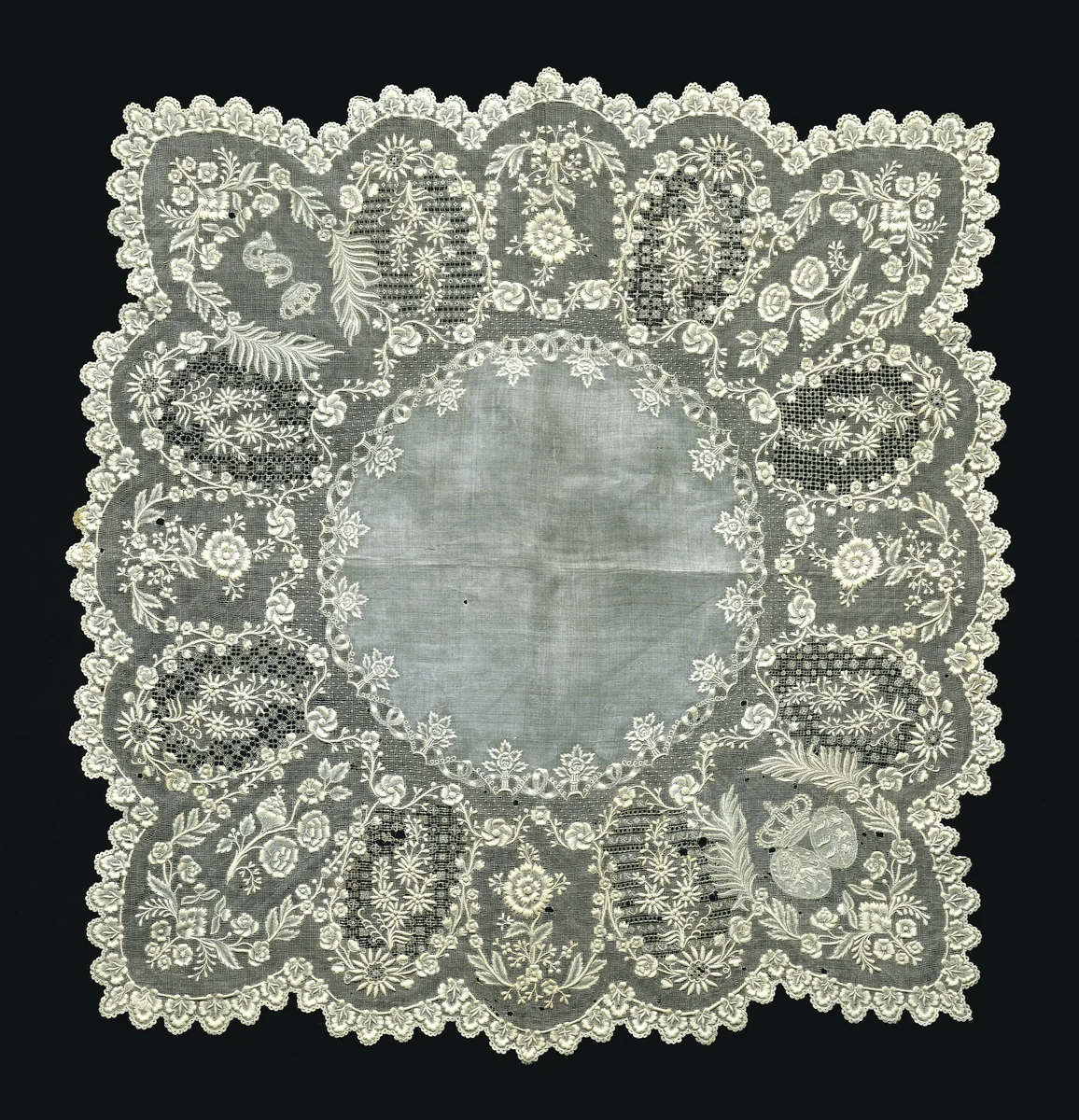 Zakdoek van kantborduurwerk op batist met het alliantiewapen Nederland-Wurtemberg en de gekroonde S by anonymous, textile, 1840