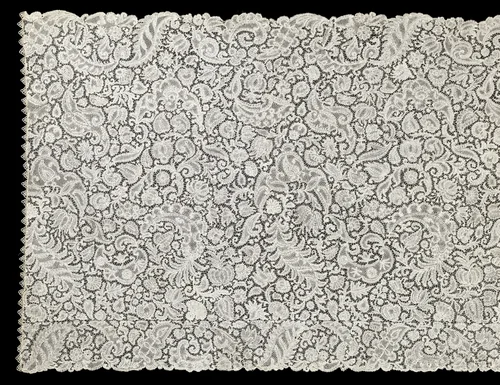 Strook van kloskant met allerlei soorten bloemen en c-voluten tussen gevederde bladeren by anonymous, other, 1720-1730