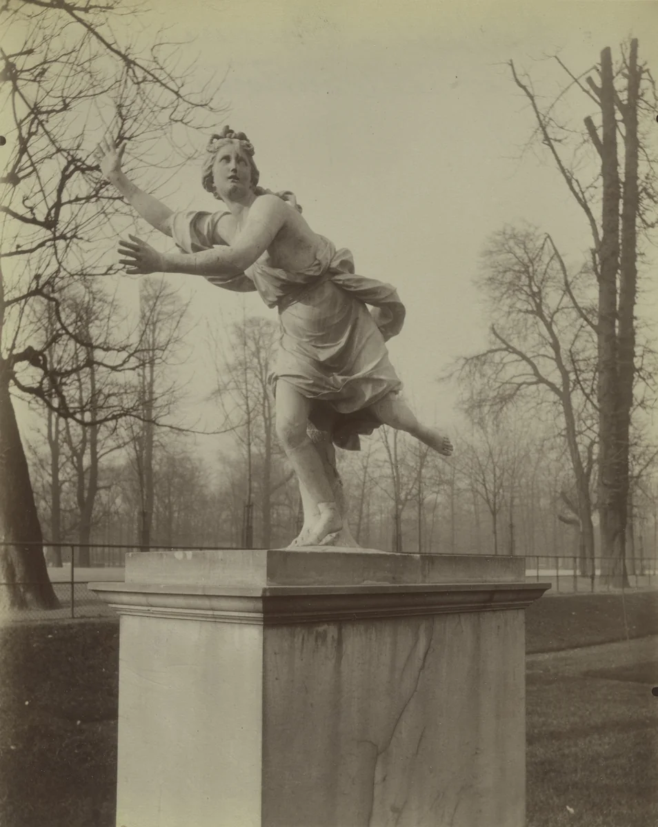 Tuileries - Coureuse par Coustou by Eugène Atget, photograph, 1907