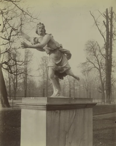 Tuileries - Coureuse par Coustou by Eugène Atget, photograph, 1907