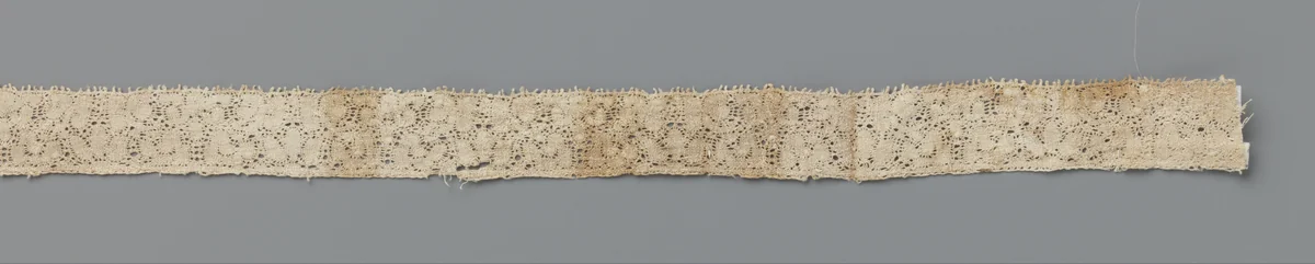 Strook kloskant met drieblad geflankeerd door rozetbloemen by anonymous, other, 1640-1660