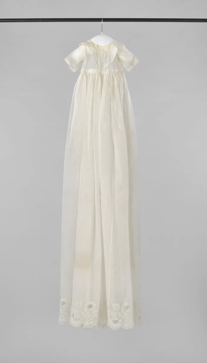 Een doopjurk van glasbatist met schulpranden, met een goudsbloemdecor by anonymous, textile, 1835-1840