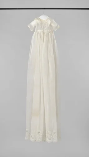 Een doopjurk van glasbatist met schulpranden, met een goudsbloemdecor by anonymous, textile, 1835-1840