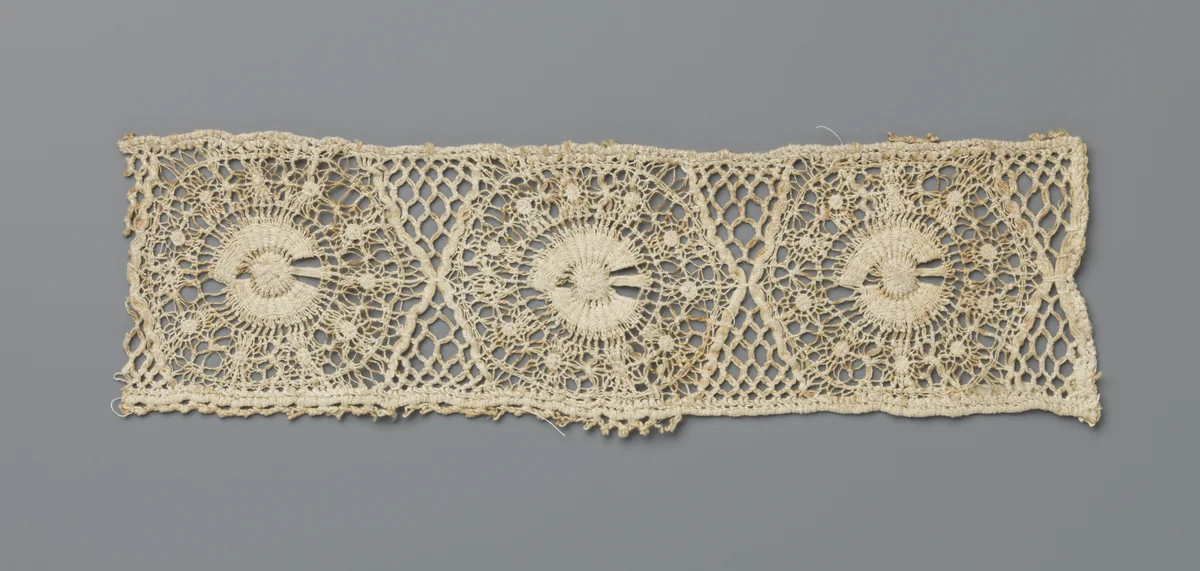 Strook naaldkant met zonnen gescheiden door een x-motief by anonymous, other, 1700-1799