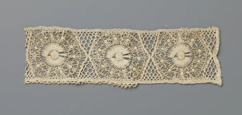 Strook naaldkant met zonnen gescheiden door een x-motief by anonymous, other, 1700-1799