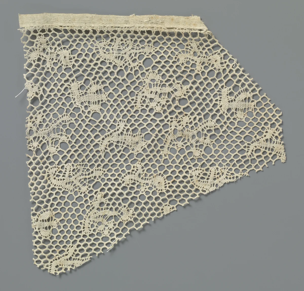 Fragment kloskant met een strooipatroon van fantasiemotieven by anonymous, other, 1850-1899