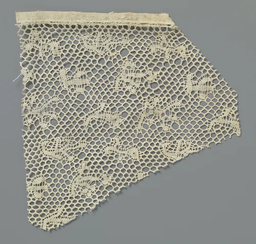 Fragment kloskant met een strooipatroon van fantasiemotieven by anonymous, other, 1850-1899