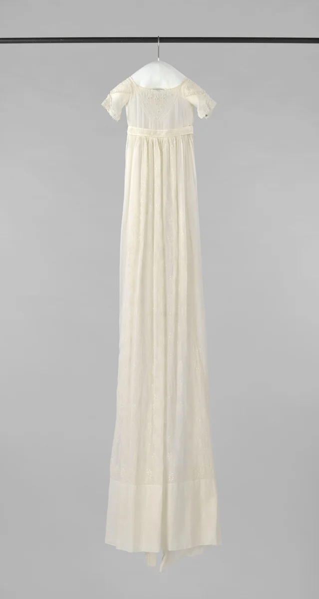 Een witte doopjurk met gebogen takjes geborduurd by anonymous, textile, 1850