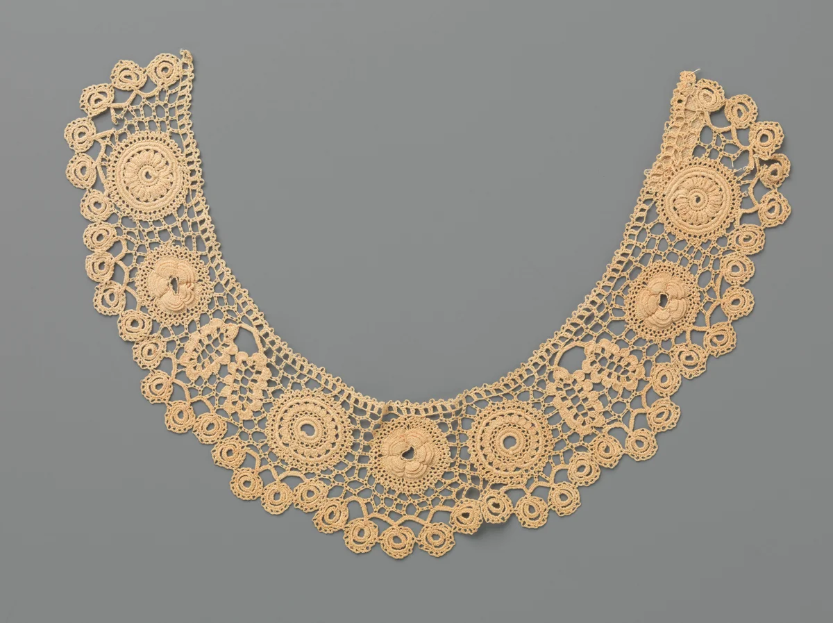 Kraag van gehaakte kant met rozetten in een rij cirkels by anonymous, textile, 1850