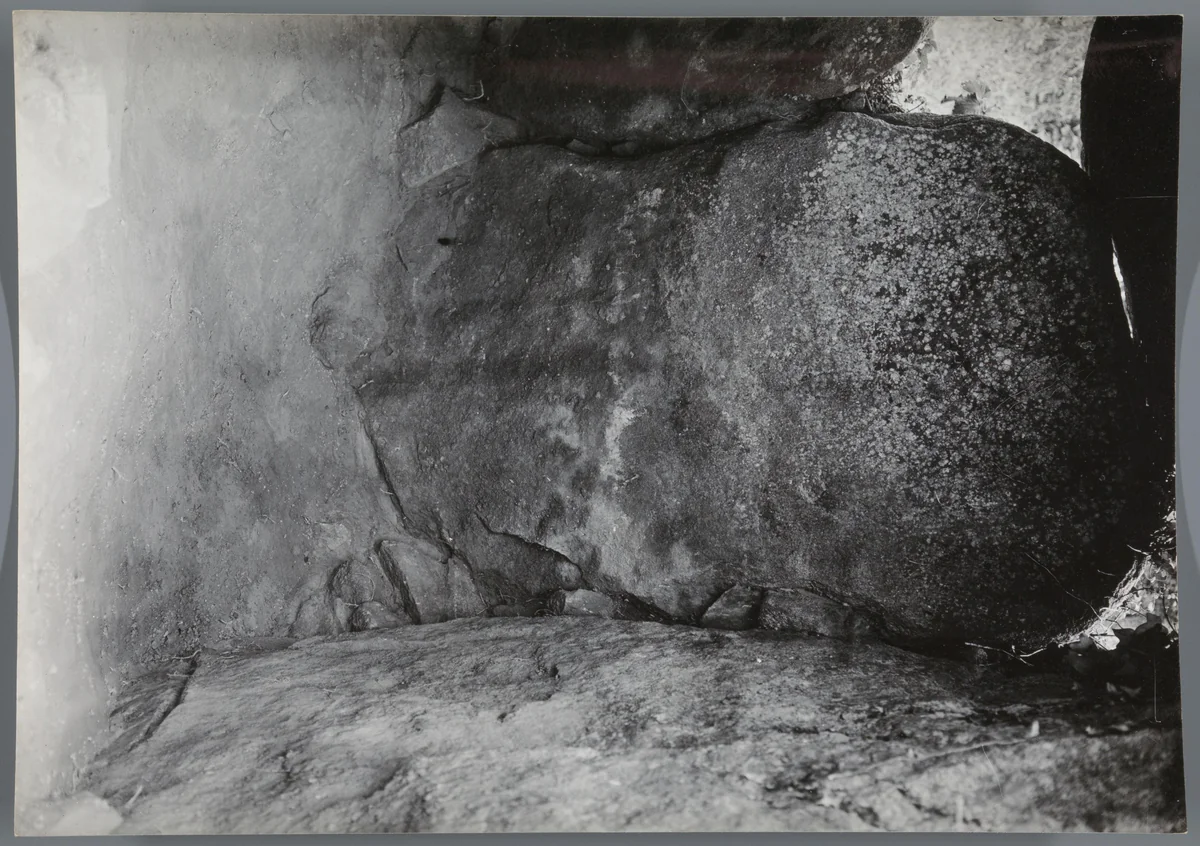 Sluitsteen van het hunebed van Kerguntuil, Trégastel by Albert Egges van Giffen, photograph, 1939