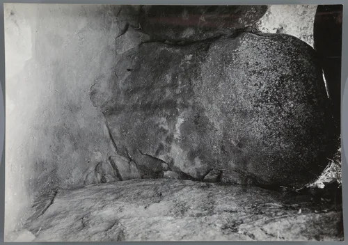 Sluitsteen van het hunebed van Kerguntuil, Trégastel by Albert Egges van Giffen, photograph, 1939