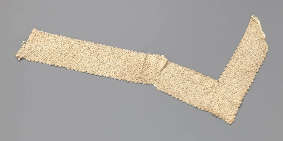 Oplegstuk van machinale kant met een voering van crèmekleurige geribde zijde met moiré-patroon by anonymous, book, 1900