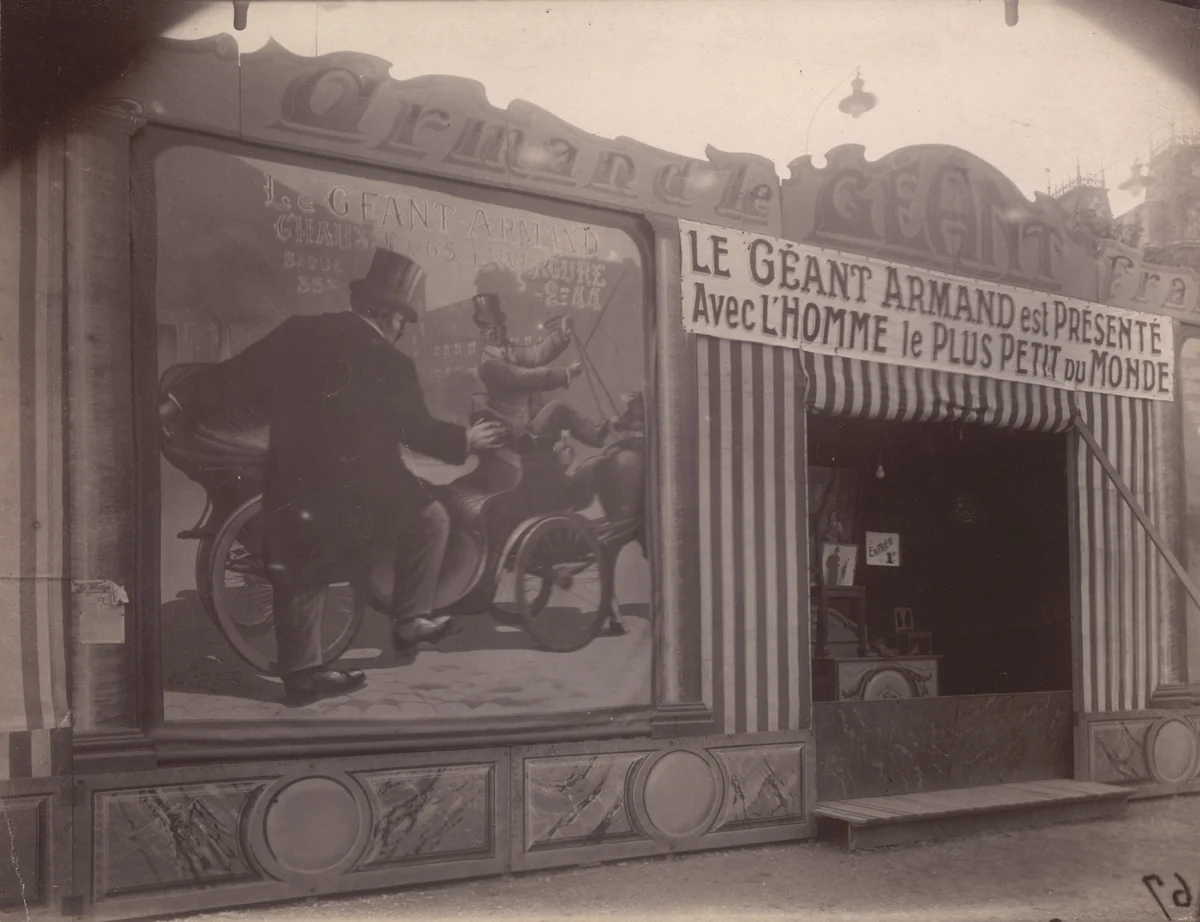 Fête du Trône by Eugène Atget, photograph, 1925