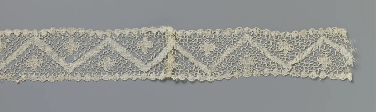 Strook kloskant met vierlobbig rozet boven en onder een zigzag-band by anonymous, other, 1840-1860