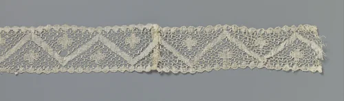 Strook kloskant met vierlobbig rozet boven en onder een zigzag-band by anonymous, other, 1840-1860