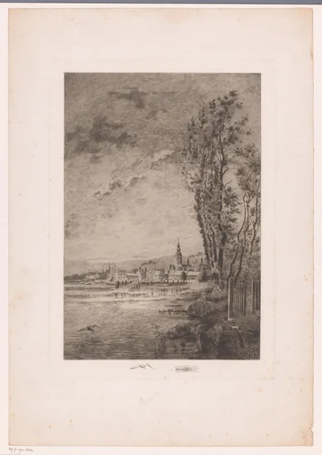 Gezicht op een aan het water gelegen stad by Jules Guiette, print, 1862-1901