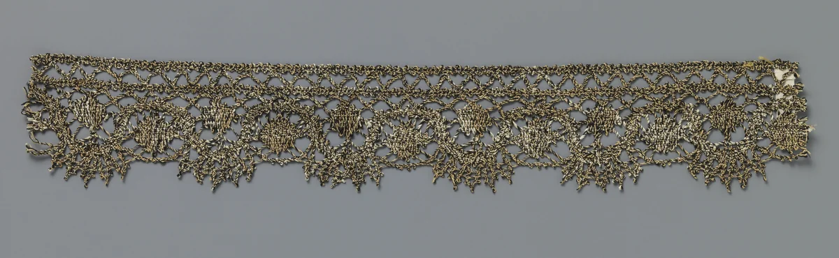 Strook kloskant met ovalen onder en boven een golvende lijn by anonymous, other, 1875-1899