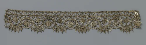 Strook kloskant met ovalen onder en boven een golvende lijn by anonymous, other, 1875-1899