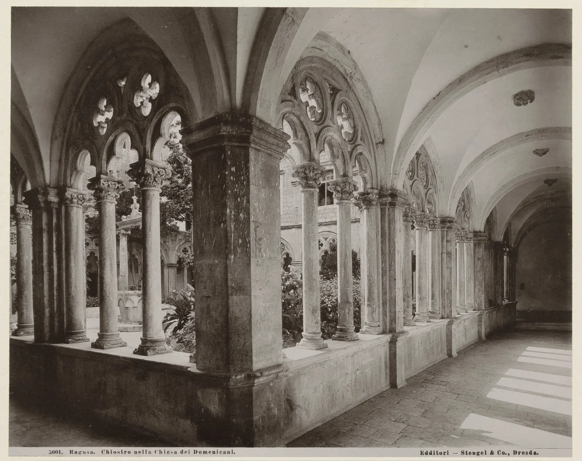 Kloostergang van het Dominicanenklooster te Dubrovnik by anonymous, print, 1889-1910