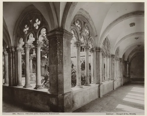 Kloostergang van het Dominicanenklooster te Dubrovnik by anonymous, print, 1889-1910