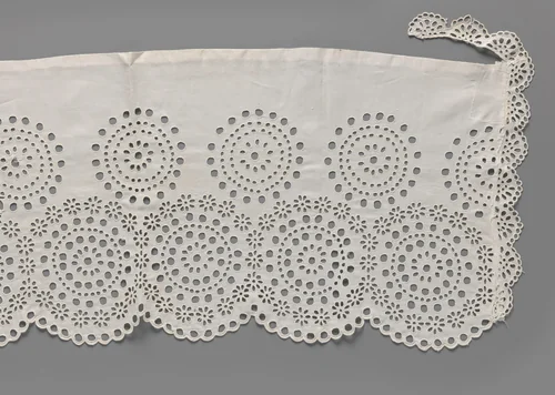 Strook katoen met kantborduurwerk met opengewerkte concentrische cirkels by C.I. Bosch Reitz-Teding van Berkhout, other, 1860-1880