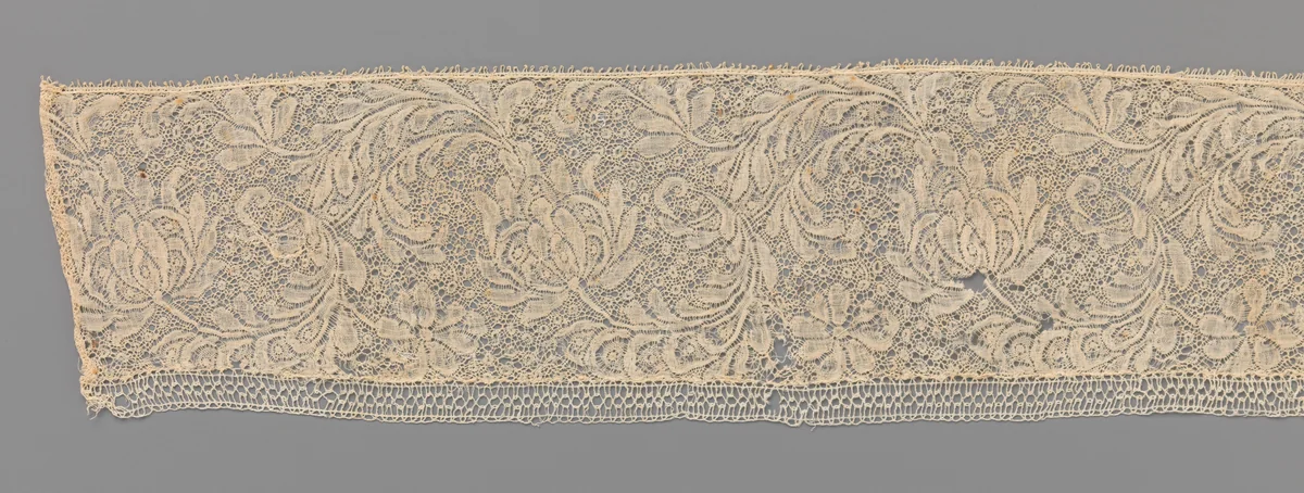 Strook kloskant met pluimvormige bloem aan c-vormig blad by anonymous, other, 1740-1760