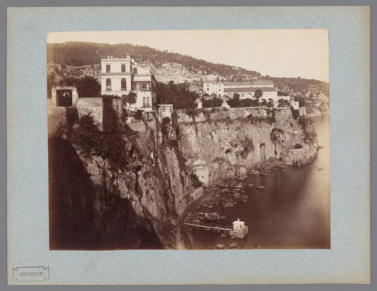 Gezicht op de kliffen van Sorrento by anonymous, photograph, 1851-1900