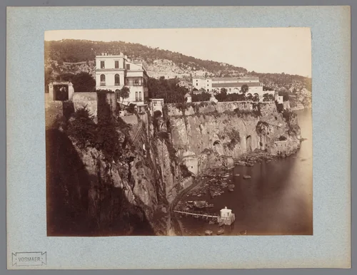 Gezicht op de kliffen van Sorrento by anonymous, photograph, 1851-1900