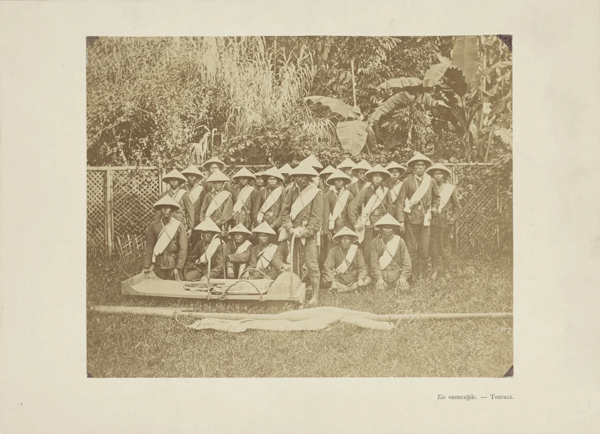 Medewerkers in dienst van het Rode Kruis in Nederlandsch Indië. Januari 1874 by anonymous, photograph, 1874