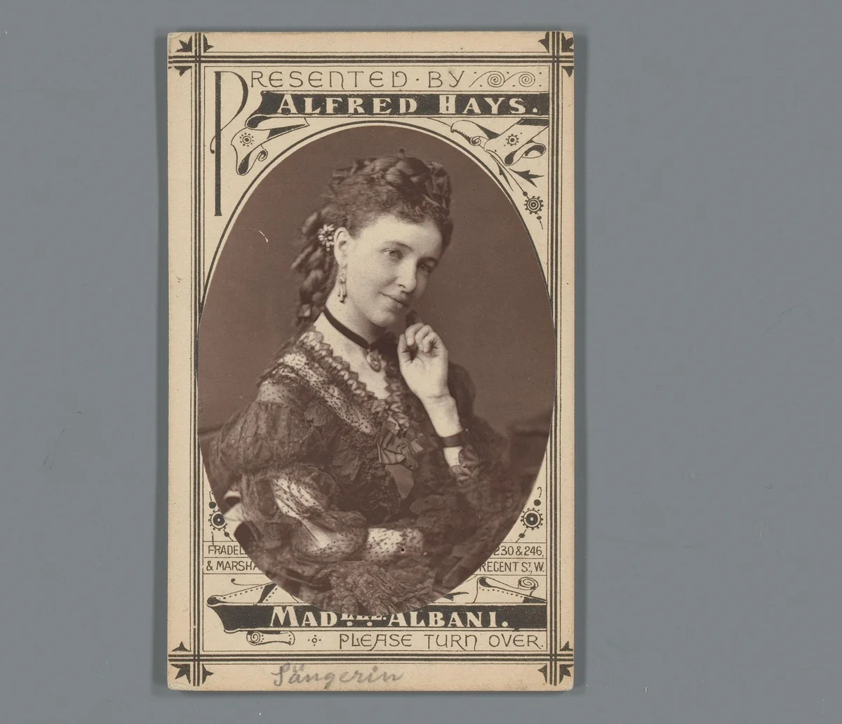 Reclame voor muziekinstrumenten van Alfred Hays met portret van Emma Albani by anonymous, photograph, 1860-1900