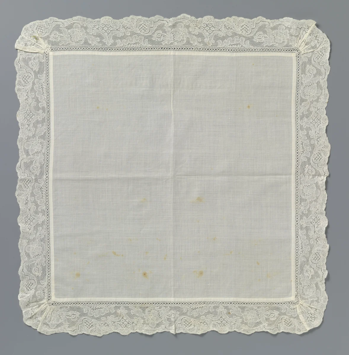 Zakdoek van batist met rondom een strook kloskant met rivière by anonymous, textile, 1740