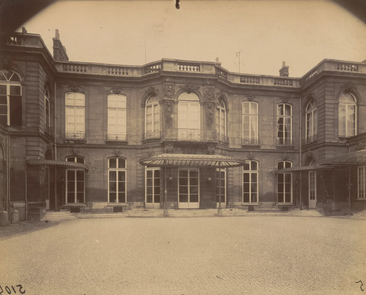 Ambassade d'Autriche, 57 rue de Varenne by Eugène Atget, photograph, 1923