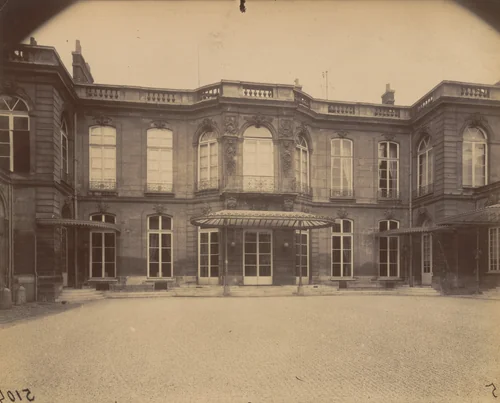 Ambassade d'Autriche, 57 rue de Varenne by Eugène Atget, photograph, 1923