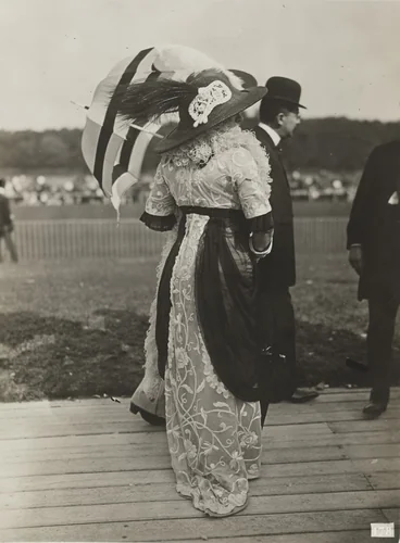 Auteuil, Day of the Races by Louis Séeberger, Henri Séeberger, Jules Séeberger, photograph, 1913