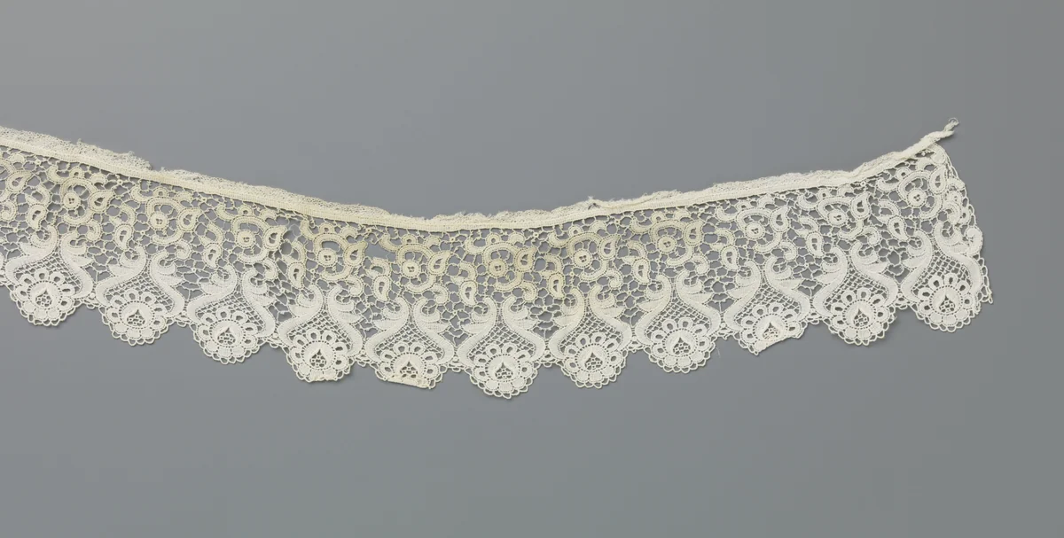 Strook machinale kant met schulpenrand van ronde rozen tussen gespiegelde s-vormige lijnen by anonymous, other, 1850-1949