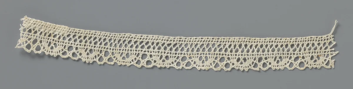 Strook kloskant met een rand van u-vormige motiefjes afgewisseld door drie ronde mazen by anonymous, other, 1800-1899
