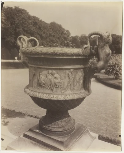Versailles, Vase par Ballin by Jean-Eugène-Auguste Atget, photograph, 1905