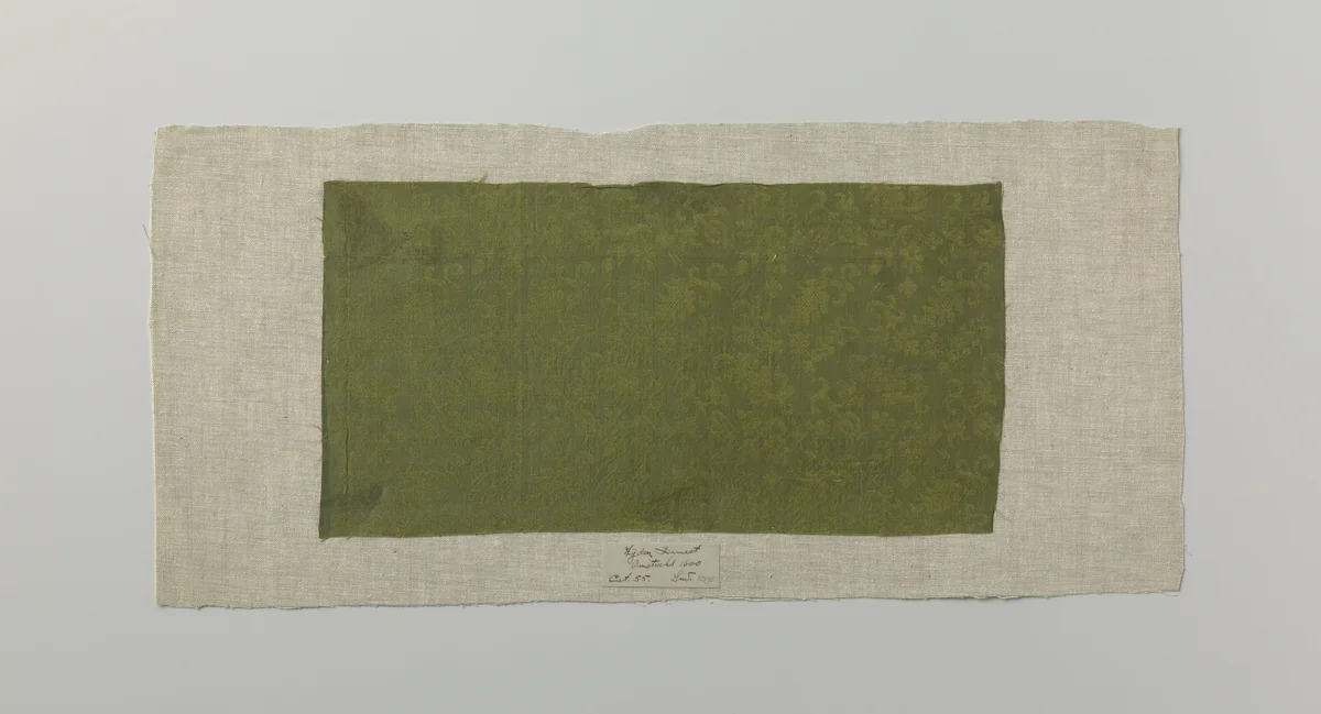 Fragment groen zijdedamast met gestileerde bladmotieven by anonymous, textile, 1590-1650