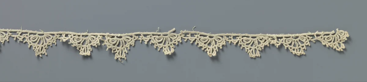 Strook gehaakte kant met waaiervormige reticella schulpen by anonymous, other, 1890-1909