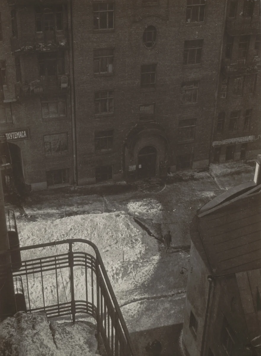 The Courtyard of VKhUTEMAS (Dvor VKhUTEMASa) by Aleksandr Rodchenko, photograph, 1926