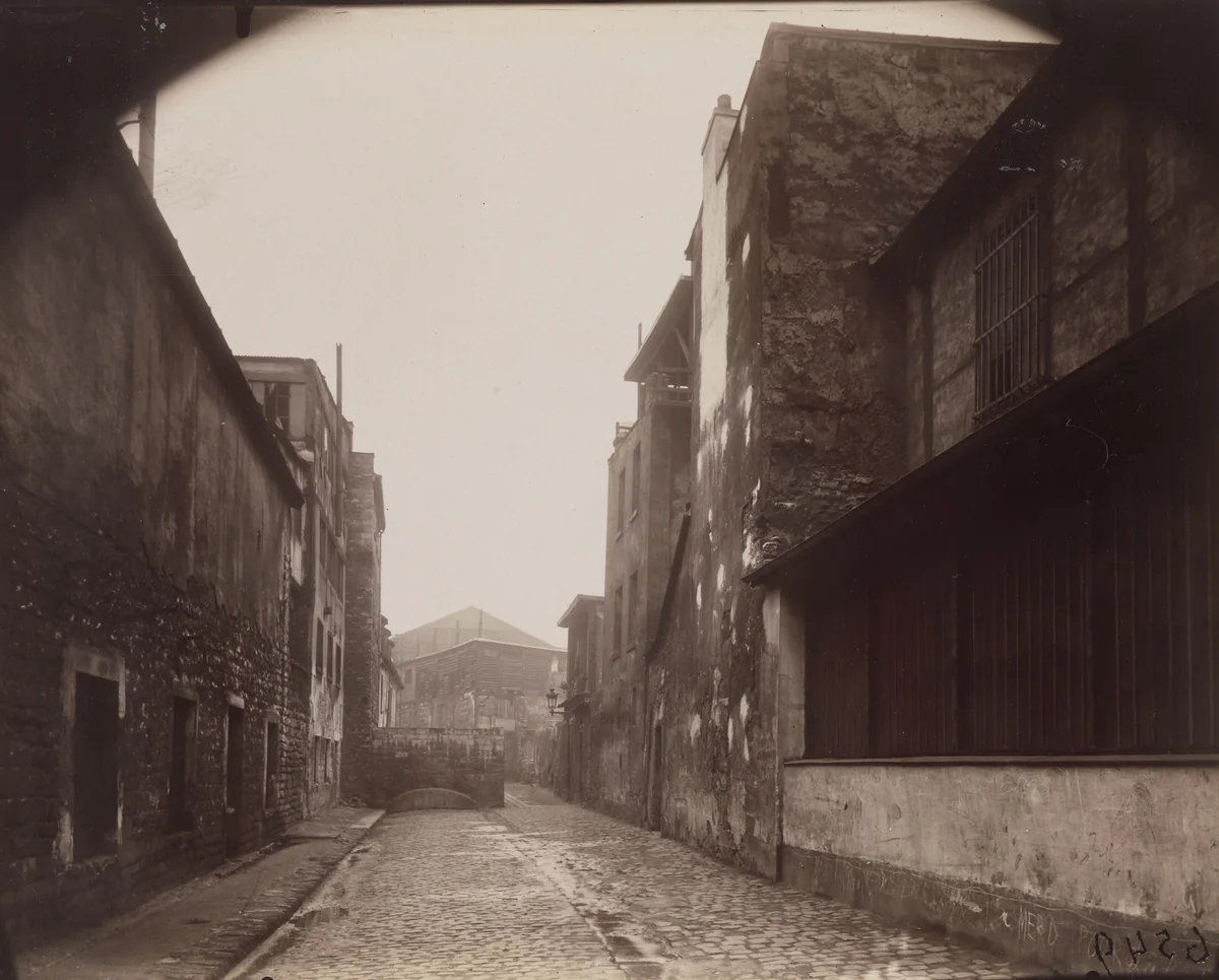 Ruelle des Gobelins by Eugène Atget, photograph, 1925