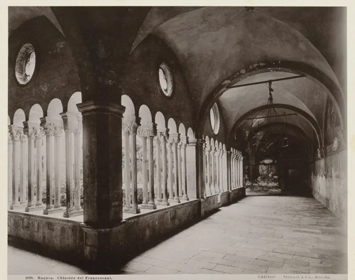 Kloostergang van het Franciscanenklooster te Dubrovnik by anonymous, print, 1889-1910