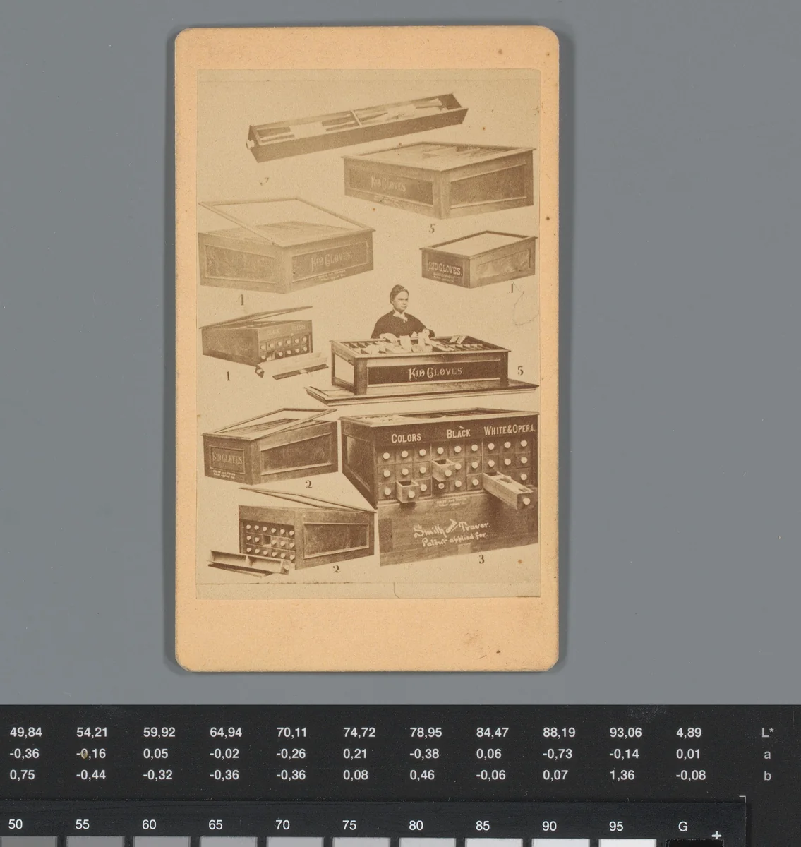 Reclame voor een bewaar- en presentatiemeubel voor handschoenen van Smith & Traver Kid te Peoria, met foto van negen voorbeelden by anonymous, photograph, 1850-1915