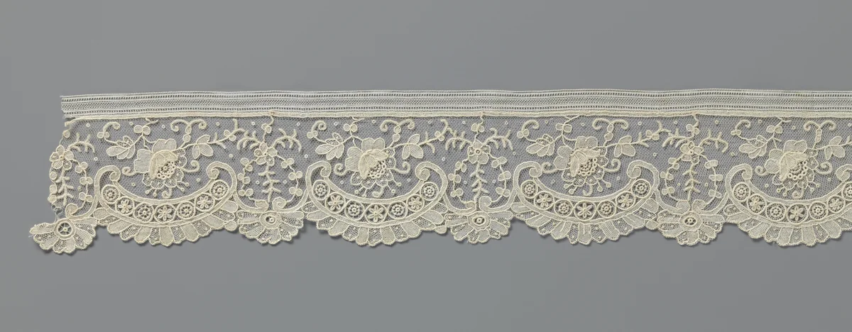Strook naaldkant met liggende c-voluten met daarboven een roos by anonymous, other, 1875-1899
