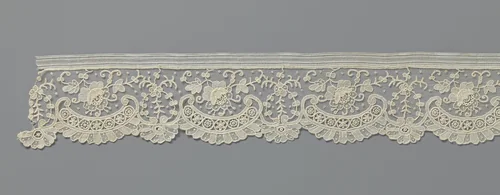 Strook naaldkant met liggende c-voluten met daarboven een roos by anonymous, other, 1875-1899